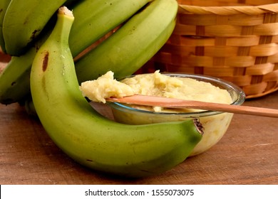 The Green Cavendish Bananas Good To Make Delicious Biomass Banana In A Bowl With A Straw Basket 