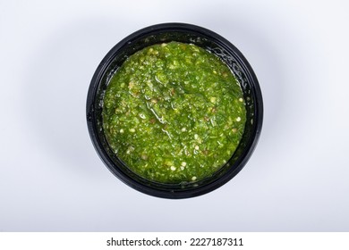 salsa de ají verde en res alto. imagen y aislamiento en blanco 
