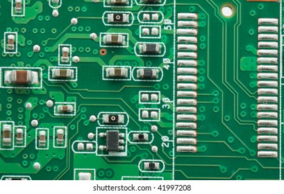 Tarjeta de circuito verde con componentes