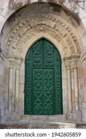 puerta de color verde de una iglesia en Galicia, España