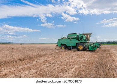 Green Combine Harvester For Wheat Harvesting