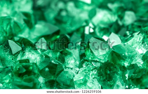 緑の水晶鉱石 宝石 自然環境でのミネラルの結晶 貴石と半貴石のテクスチャー シームレスな背景にコピー用のスペースで 宝石の光沢のある表面 の写真素材 今すぐ編集