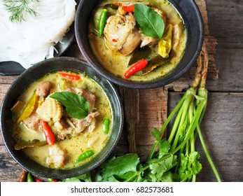Green curry chicken with rice noodles