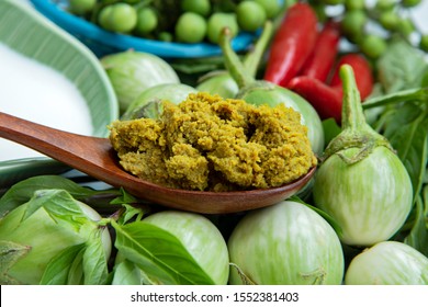 Green Curry Paste In A Wooden Spoon. Mixed Thai Green Curry  Ingredients With Vegetable.