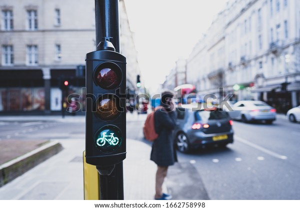 green cycle\
traffic light in the city of\
London