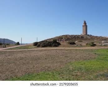 Grüner Hügel mit Turm von Hercules in Europa A Coruna Stadt in Galicien Bezirk Spanien, klarer blauer Himmel im Jahr 2019 warm sonnigen Sommertag im September.