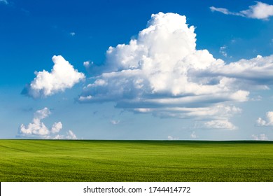 Green hills and blue sky with clouds from Tuscany, Italy. Imagine of Windows XP opening Wallpaper.