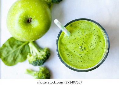 Green juice with broccoli, apple and spinach