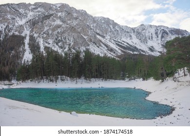 Grüner See (Gruner see) mit Herzform, bei sonniger Winterzeit. Berühmtes Touristenziel für Wandern und Wandern in der Steiermark, Österreich