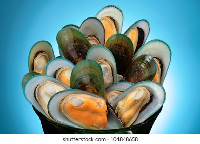  Green mussels in a bowl
