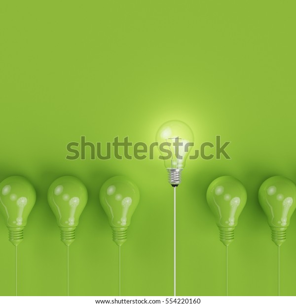 パステルの緑の背景に緑のパントーン電球と 輝く1つの異なるアイデア 最小限のコンセプト 平面図 の写真素材 今すぐ編集