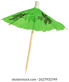Sombrilla de cóctel de papel verde para bebidas tropicales, fiestas de verano o decoración tiki. Aislado sobre fondo blanco, perfecto para cócteles, bares y celebraciones.