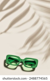 Gafas sol verdes sobre