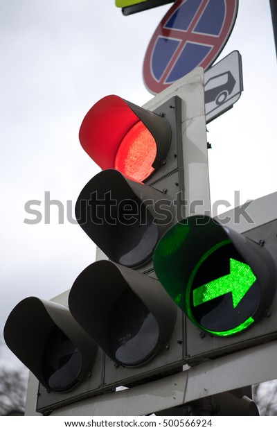 Green traffic light, big\
city traffic