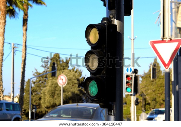 Green traffic light, city\
traffic