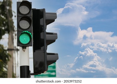 green traffic light city