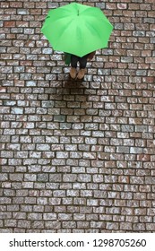 Green Umbrella Woman On Parallelepiped Plongée