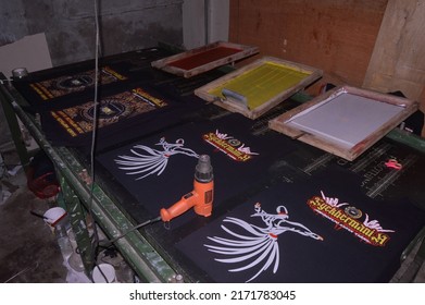 Gresik, Indonesia - 2022: Room For Manual Screen Printing. Middle Class Place Of Business. Home Business In Indonesia. Textile Or Clothing Business.