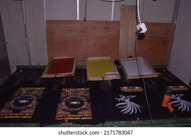 Gresik, Indonesia - 2022: Room For Manual Screen Printing. Middle Class Place Of Business. Home Business In Indonesia. Textile Or Clothing Business.