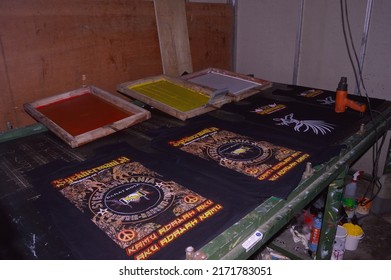 Gresik, Indonesia - 2022: Room For Manual Screen Printing. Middle Class Place Of Business. Home Business In Indonesia. Textile Or Clothing Business.