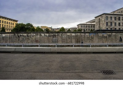  The Grey Relict Of The Cold War Between USSR And The Democratic States /the Berlin Wall/Germany