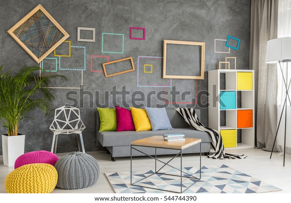 Grau Stylisches Wohnzimmer Mit Buntem Accessoire Stockfoto Jetzt Bearbeiten 544744390