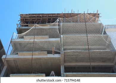 grid net fall protection to ensure safety in the workplace with bearing and bearing coatings on the construction site. Protective equipment for repair.