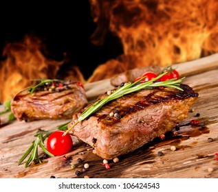 Rind-Steaks mit Flammen auf Hintergrund