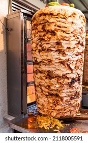 Grillfleisch von Hühnern auf einem vertikalen Rotisserie, das in traditionellen türkischen Straßenspeisen Doner Kebab (Shawarma oder Gyros in anderen Kulturen) in Istanbul, Türkei