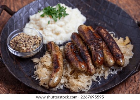 grilled franconian sausages with sauerkraut