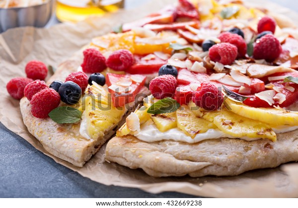 Pizza Aux Fruits Grilles Avec Fromage Photo De Stock Modifiable
