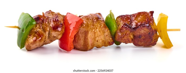 brochetas de carne a la parrilla, brochetas de pescado asado con cebolla y tomates, aisladas de fondo blanco