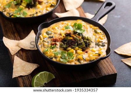 Grilled poblano and corn dip with homemade tortilla chips Foto stock © 