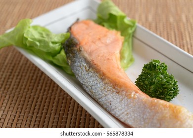 Grilled salmon - Shutterstock ID 565878334