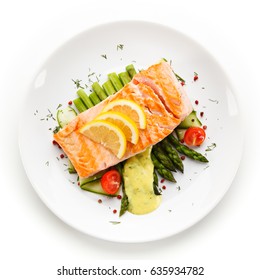 Grilled salmon with asparagus in béchamel sauce