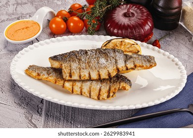 Filete de lubina a la parrilla con limón y salsa