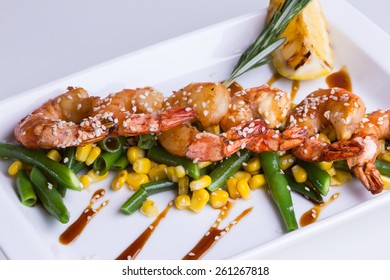 Grilled shrimps with asparagus and corn