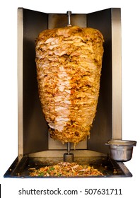 Frango grelhado espetado, uma carne tradicional servida dentro de um sanduíche de shawarma nos países árabes no Oriente Médio, cozinhando em máquina isolada em fundo branco puro