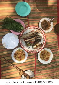 Grilled snakehead fish, papaya salad, bitter gourd, fermented chili paste and fresh vegetables Placed on a mat ready to eat.