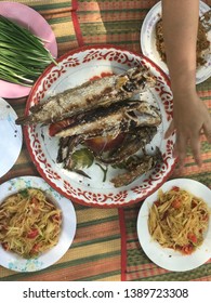 Grilled snakehead fish, papaya salad, bitter gourd, fermented chili paste and fresh vegetables Placed on a mat ready to eat.