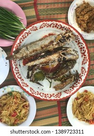 Grilled snakehead fish, papaya salad, bitter gourd, fermented chili paste and fresh vegetables Placed on a mat ready to eat.