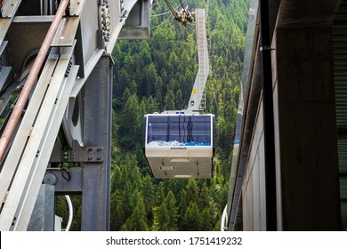 Grimentz, Valais, Switzerland - August 9 2018 : Grimentz - Sorebois Cable Car Entering Base Station Grimentz In Summer.