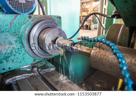 Grinding on the machine tool metal products, the final processing of parts in the enterprise