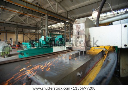 Grinding on the machine tool metal products, the final processing of parts in the enterprise
