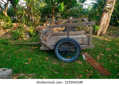 Grobogan 21 August 2022, Farmer's Old Wagon To Carry His Harvest Tool During Summer.