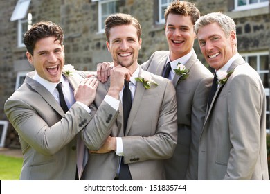 Bräutigam mit besten Männern und Groomsmen bei Hochzeit