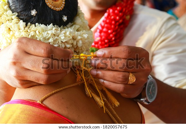 Suchen Sie Nach Groom Binden Ein Thali Tali Knoten An Stockbildern In Hd Und Millionen Weiteren Lizenzfreien Stockfotos Illustrationen Und Vektorgrafiken In Der Shutterstock Kollektion Jeden Tag Werden Tausende Neue Hochwertige Bilder Hinzugefugt