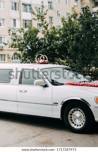 groom\'s limousine at the\
wedding