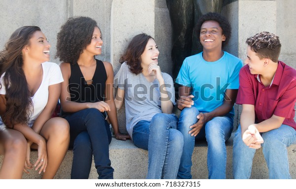 アフリカ系アメリカ人 ラテン系 白人のグループが アウトドアで議論を行う の写真素材 今すぐ編集