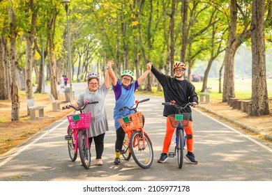 Gruppe asiatischer Freunde mit Down-Syndrom oder Autismus Rad für Sport zusammen im Freien im Park